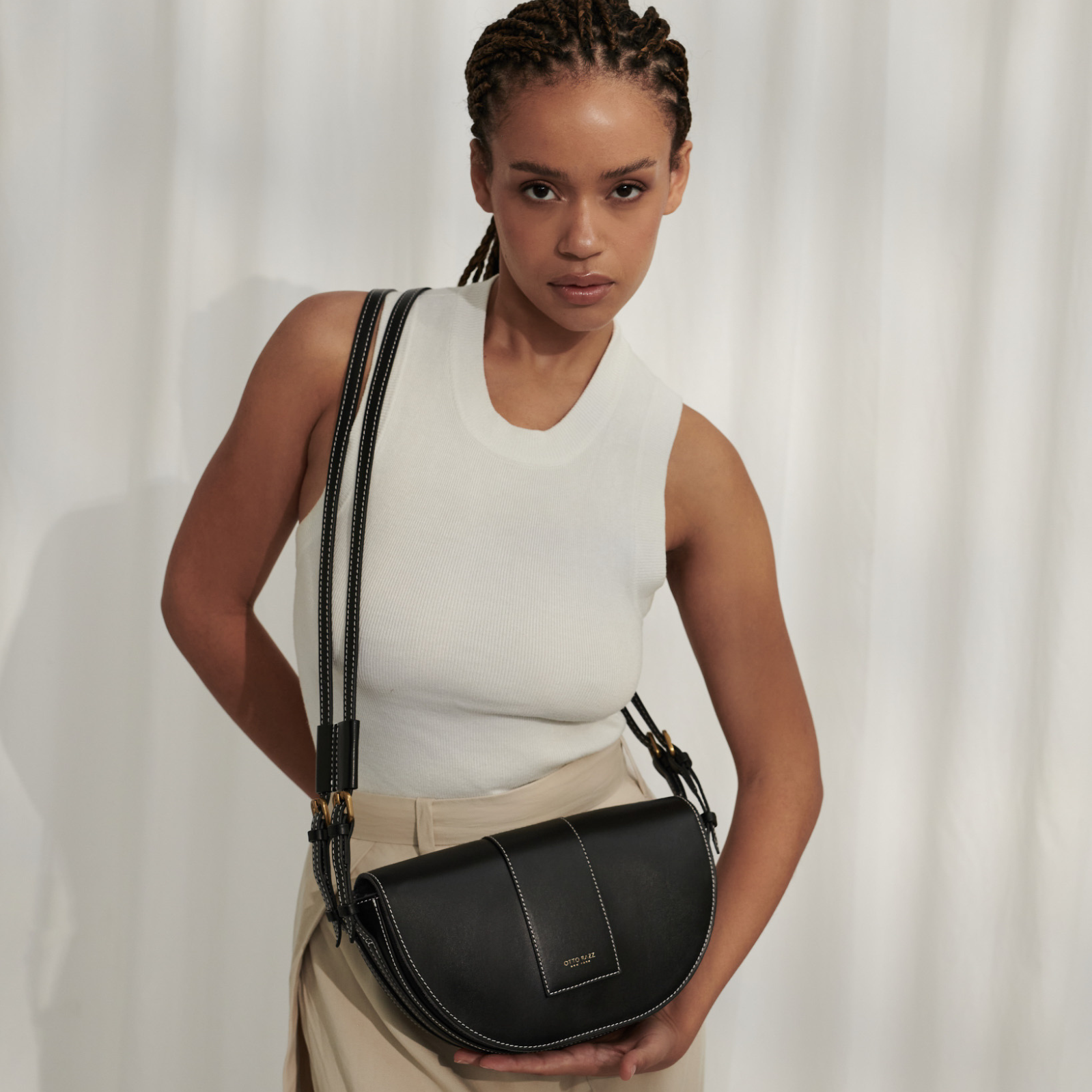 MADISON BAG IN SMOOTH BLACK APPLE LEATHER